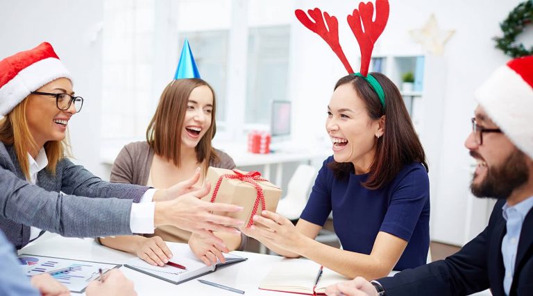 dos and don'ts of giving holiday gifts to your coworkers